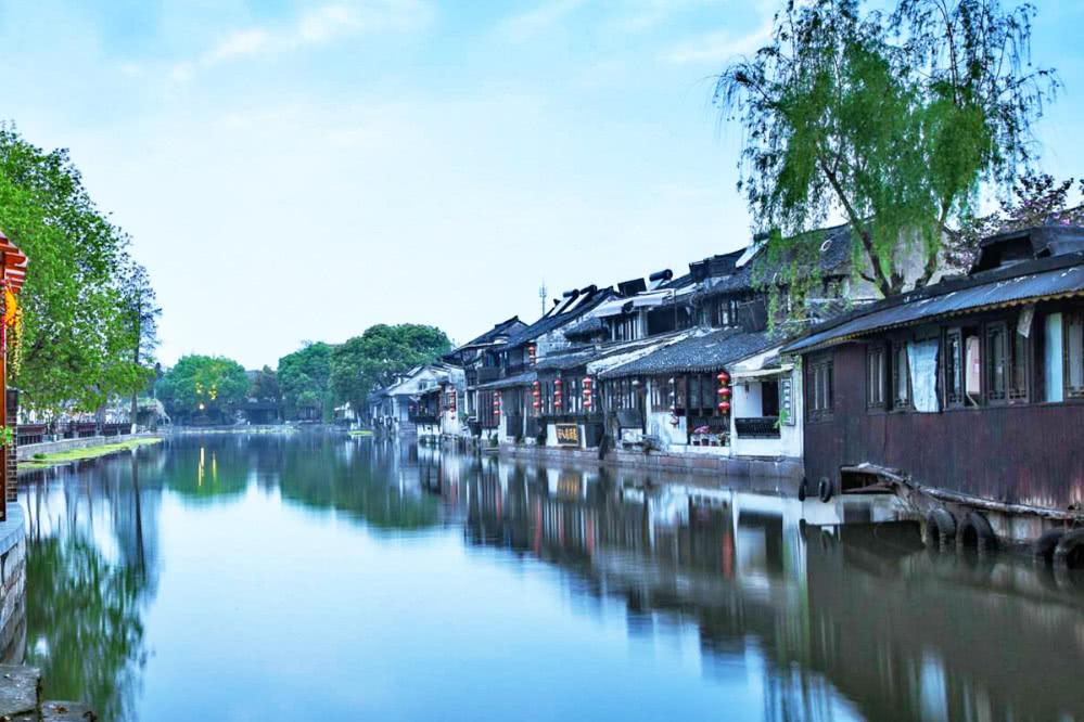 “阳光罗甸”全民水上运动汇（玉湖龙舟赛）暨民俗文化巡游活动圆满收官